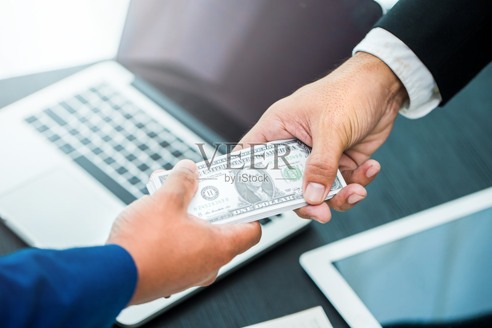 商务手在办公室给钱的工作空间-美元(或USD)照片摄影图片