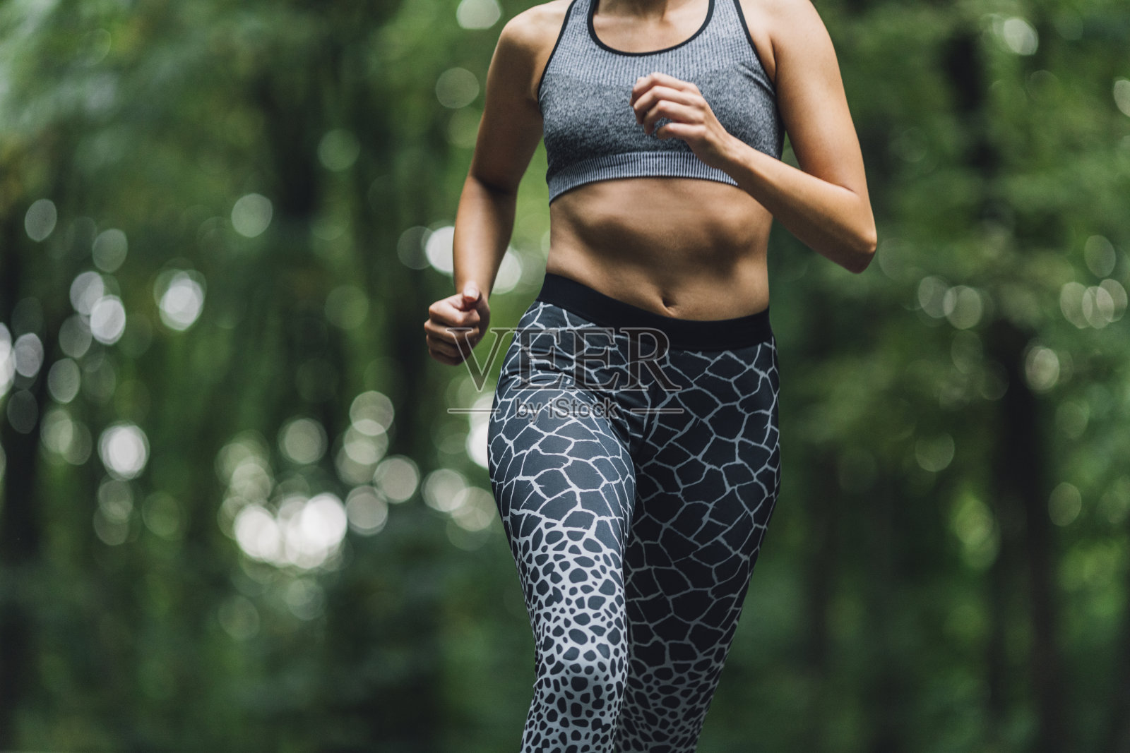健康的生活方式:不认识的女人独自在户外跑步照片摄影图片