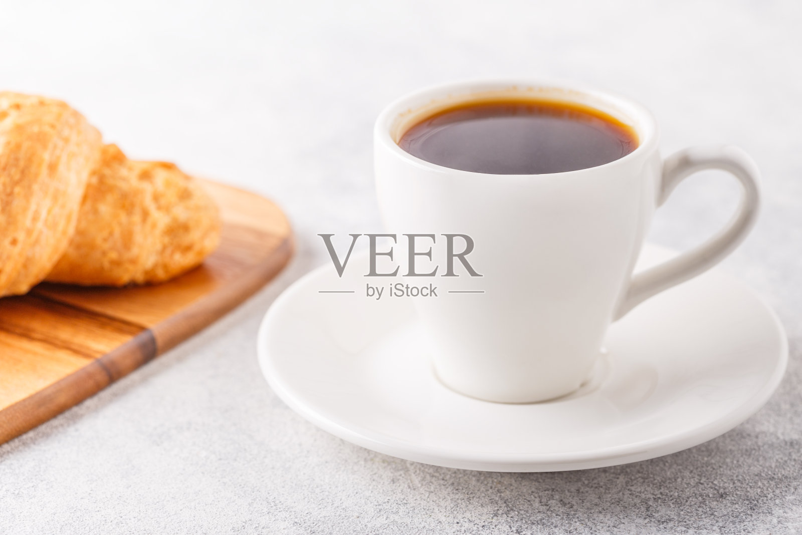 早餐，咖啡和羊角面包照片摄影图片