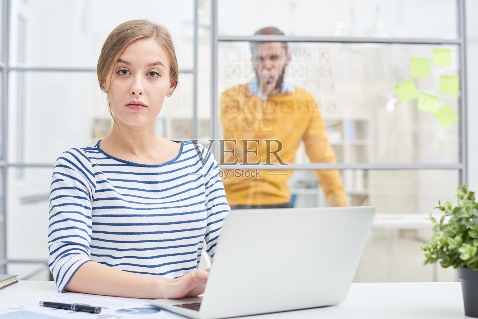 自信的年轻女子在创业项目照片摄影图片