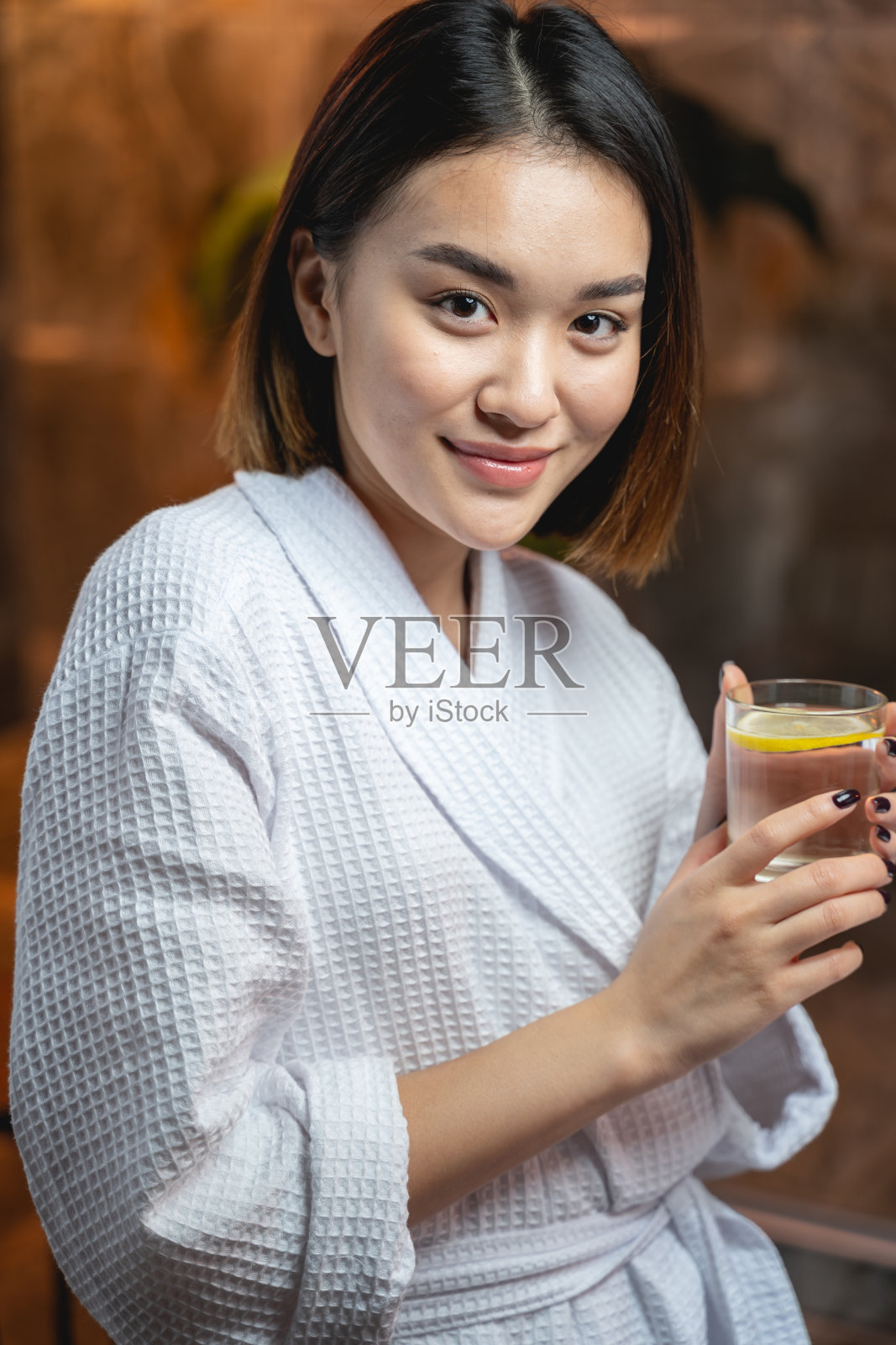 迷人的亚洲女士在美容院美容后喝茶照片摄影图片