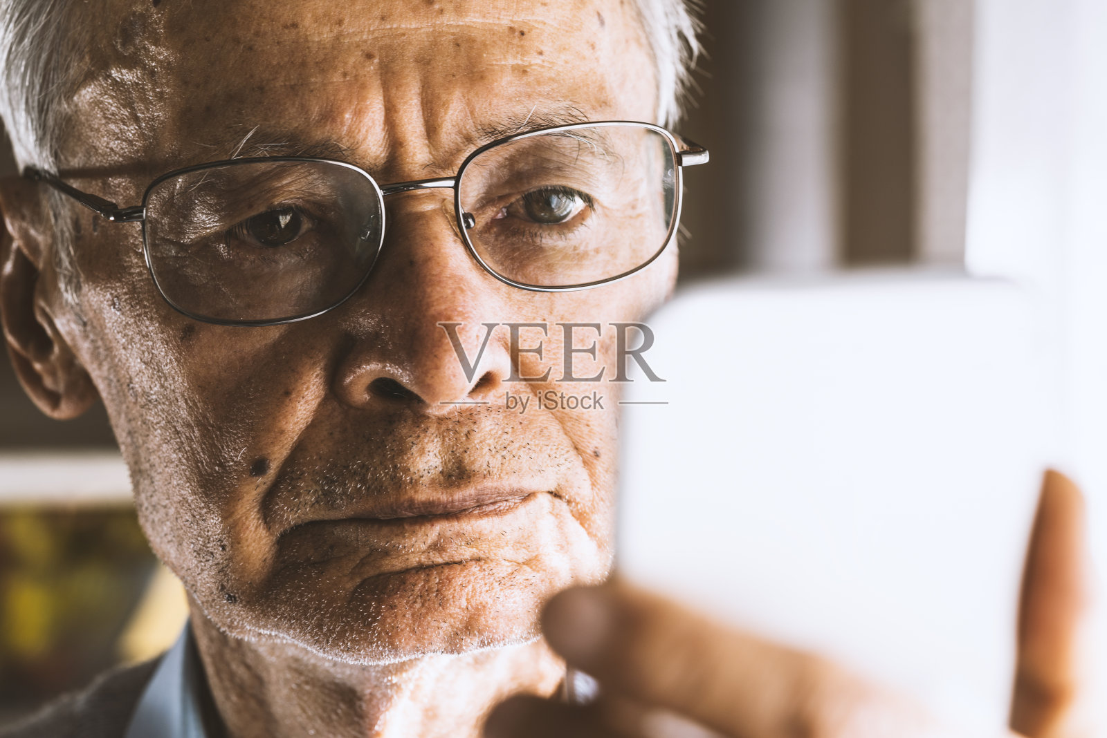 高级男子使用智能手机照片摄影图片