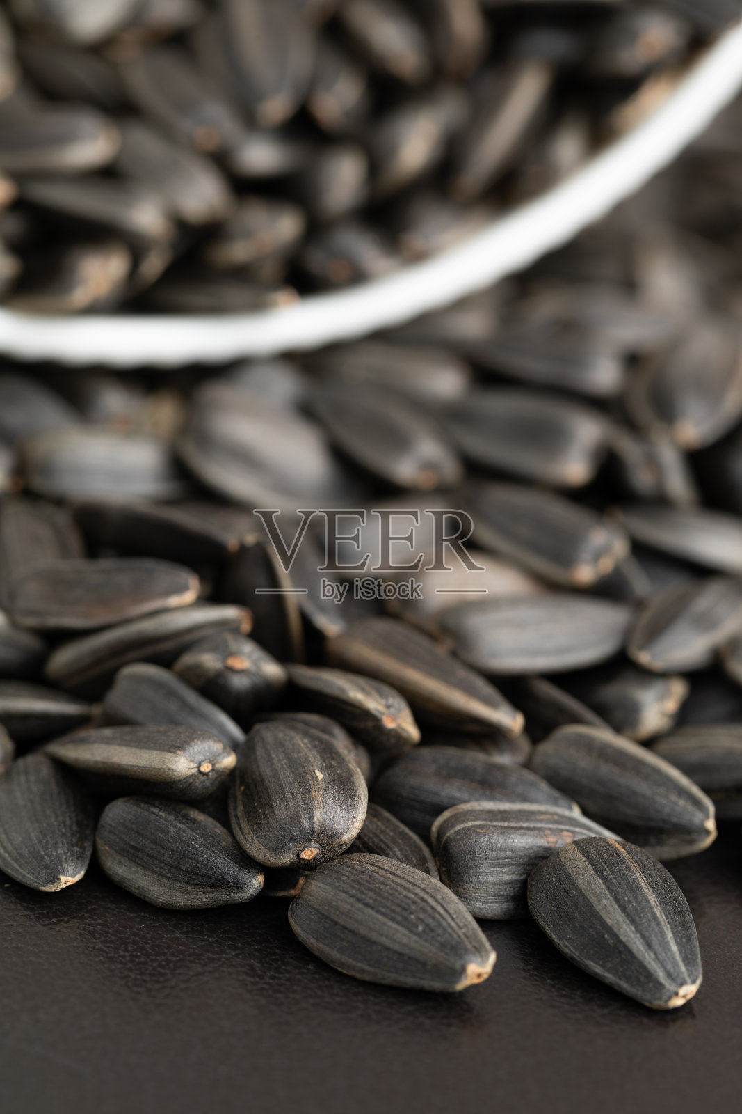 一堆葵花籽。干葵花籽的特写。开胃的种子。照片摄影图片