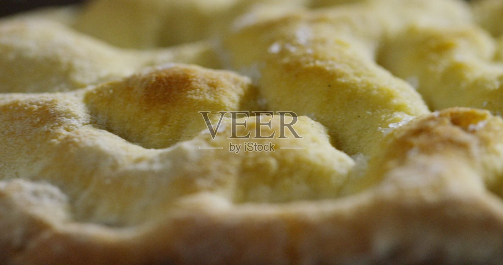 这是意大利传统佛卡夏面包加盐的特写照片摄影图片