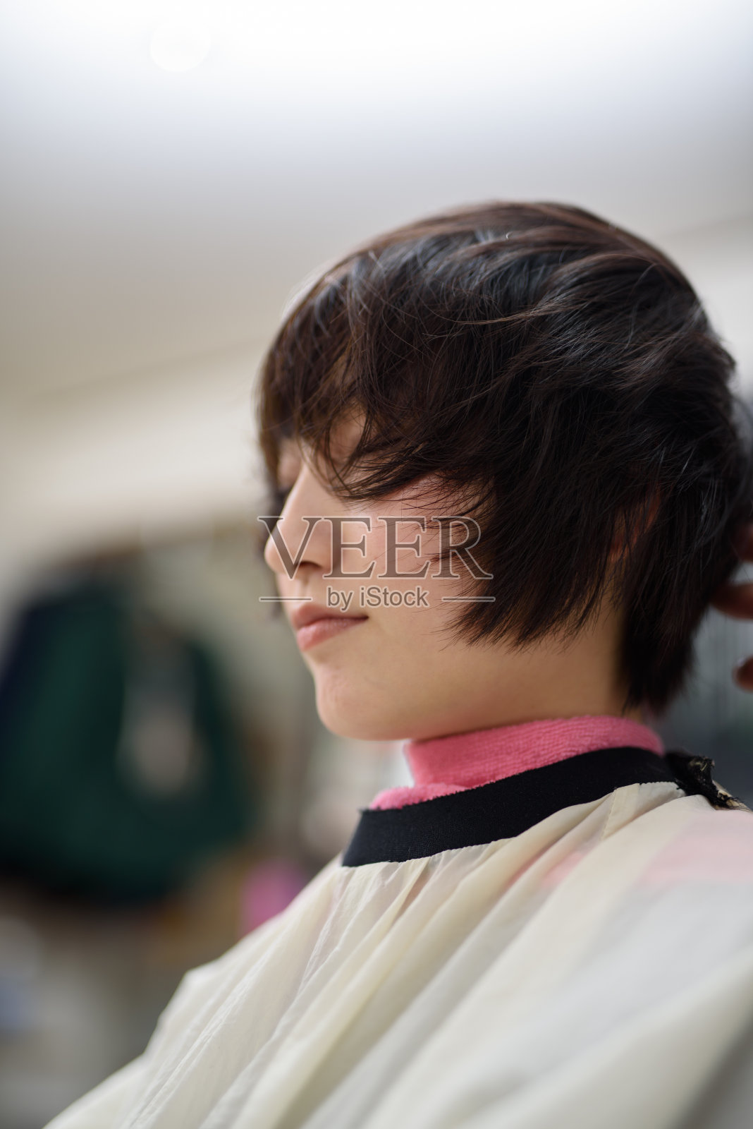 年轻女子在美发沙龙理发的特写照片摄影图片