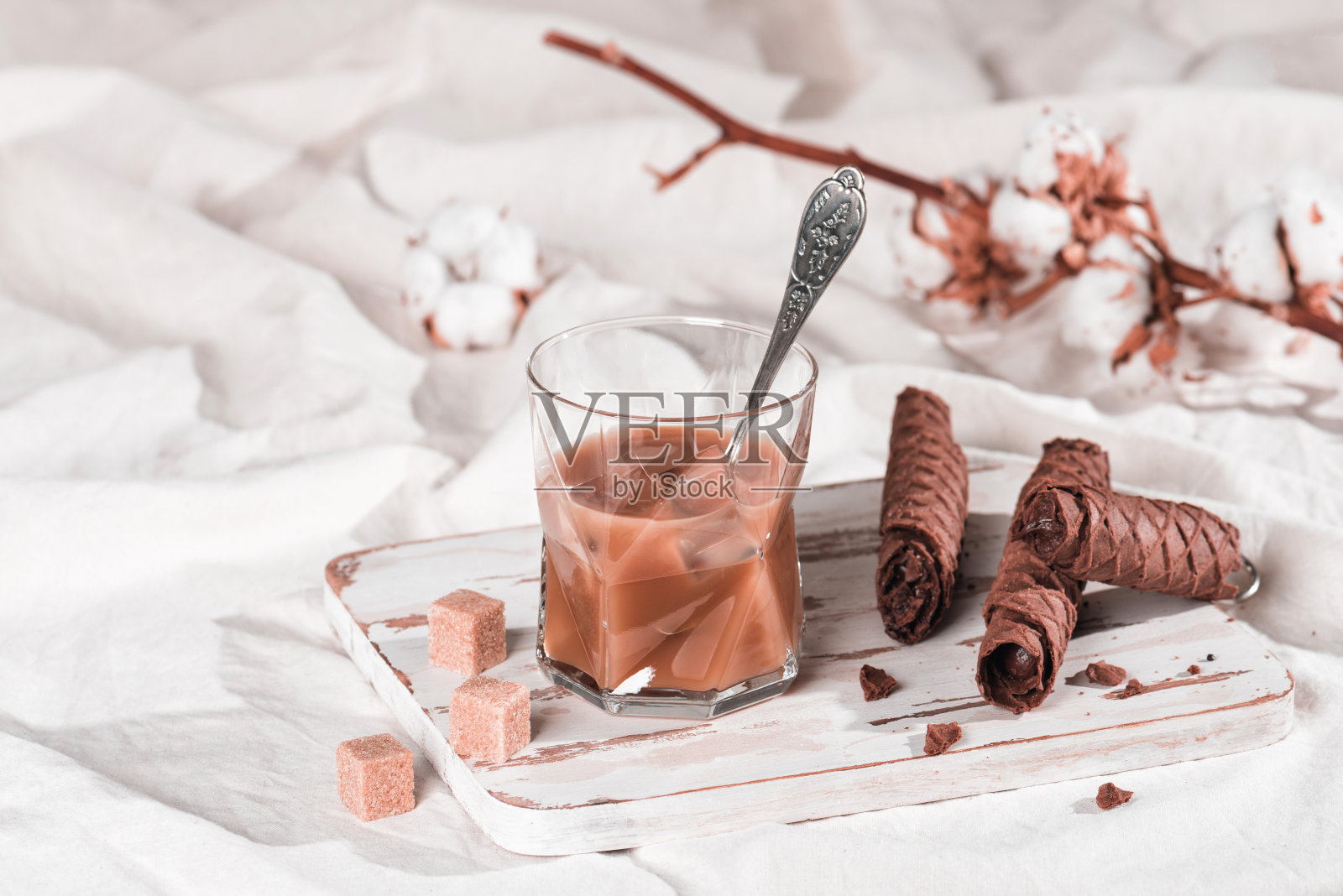 一杯加奶油的冷浓咖啡照片摄影图片