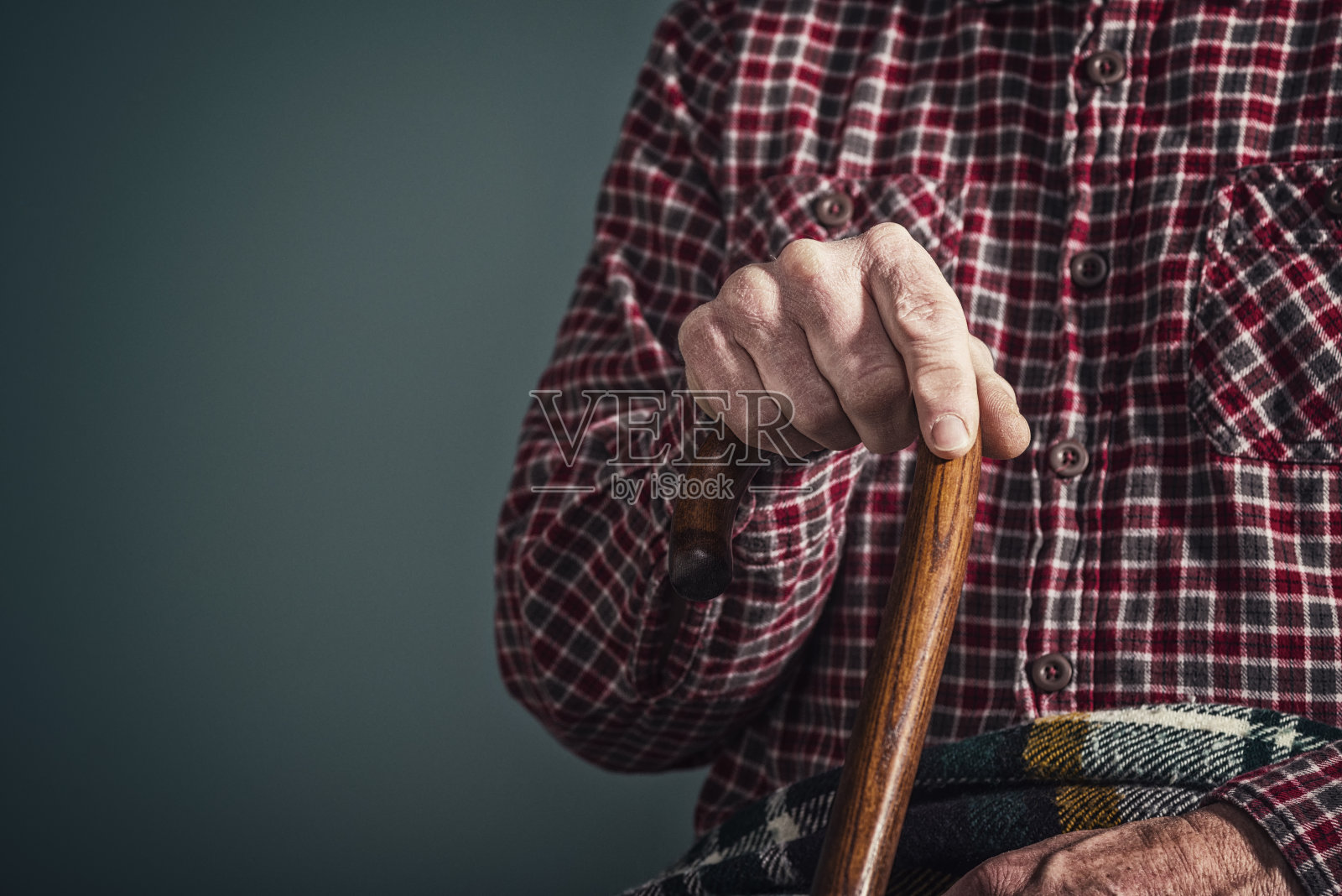 老人患关节炎的手拄着拐杖照片摄影图片