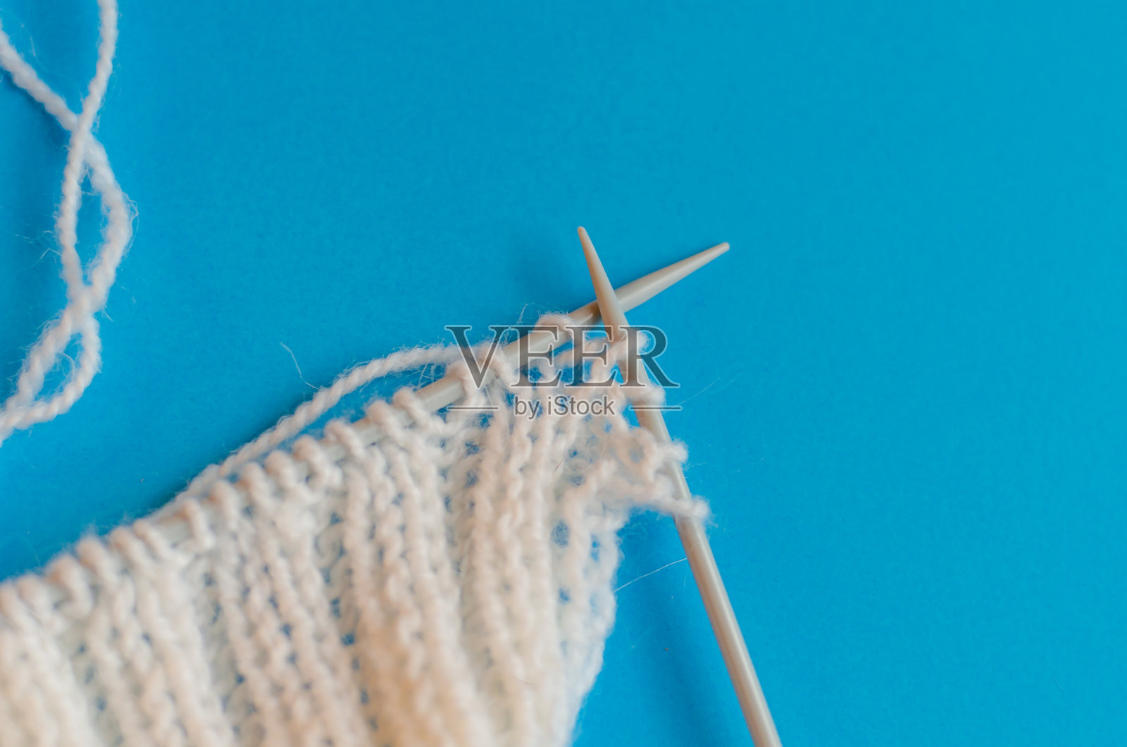 用毛线织围巾。一步一步。学习编织。蓝底白线围巾。家庭教育照片摄影图片