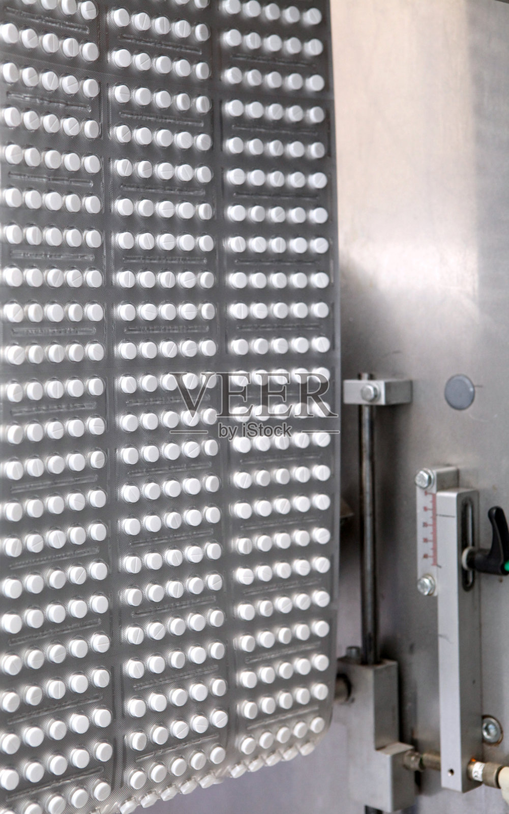 胶囊药丸生产线，工业制药概念。从机器里出来的药片。制药厂生产药丸输送机。平板电脑丸生产照片摄影图片