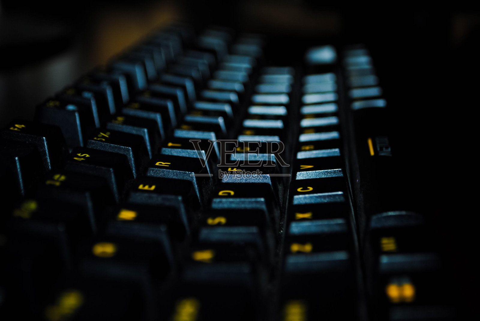 特写的黑色键盘与黄色的符号和字符。键盘缩放照片摄影图片
