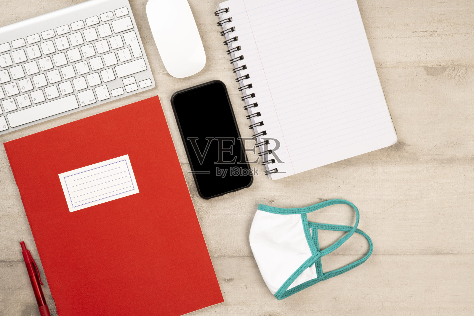 配备防冠状病毒防护面罩的文具和办公用品。照片摄影图片