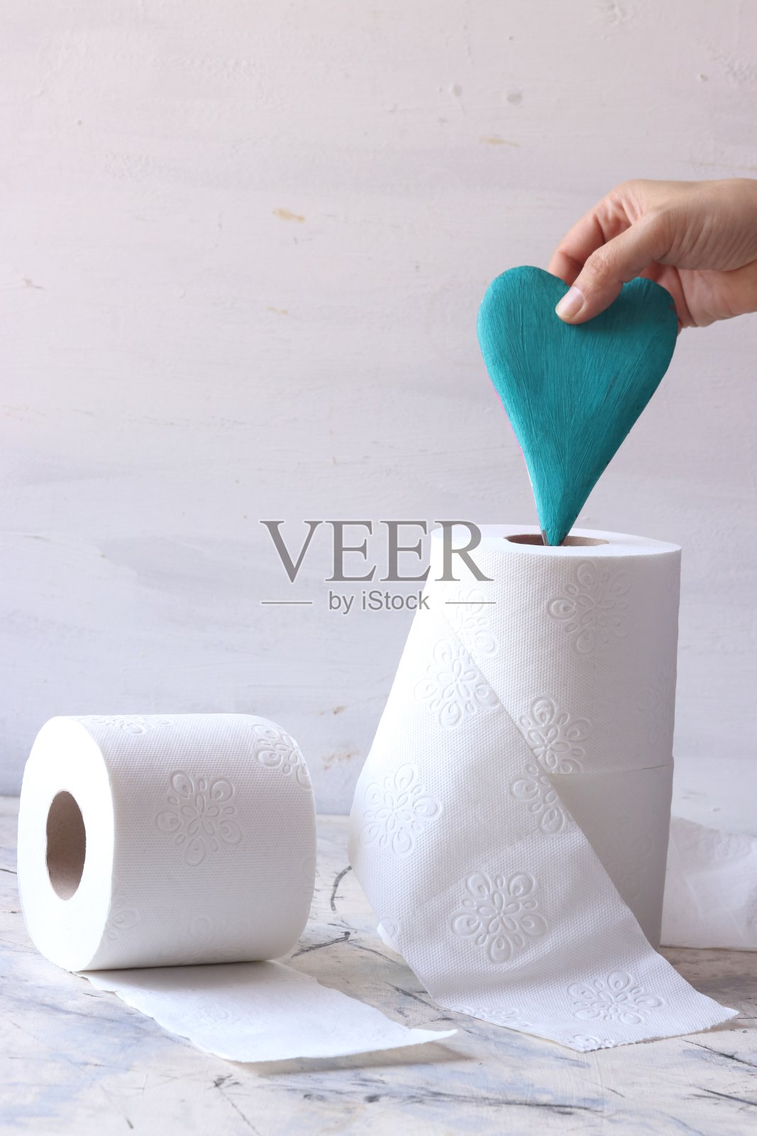 白色卫生纸，白色背景上有一颗心照片摄影图片