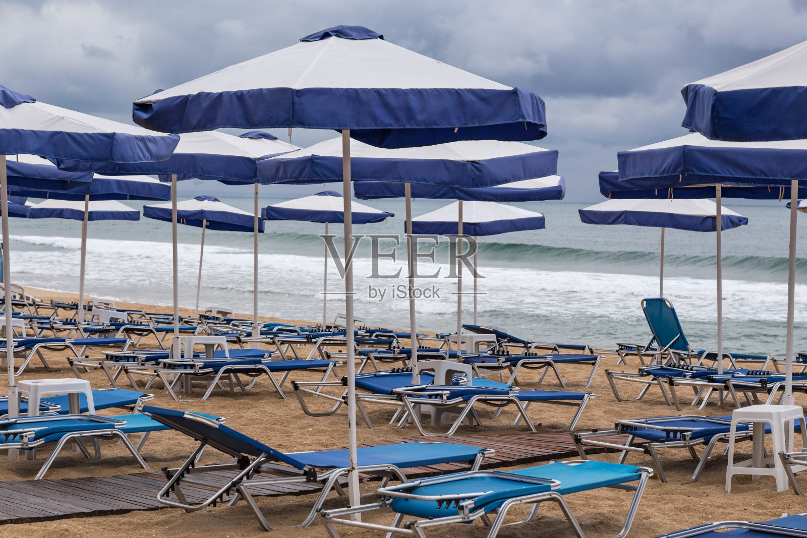 沙滩，躺椅和海滩伞在暴风雨天气照片摄影图片