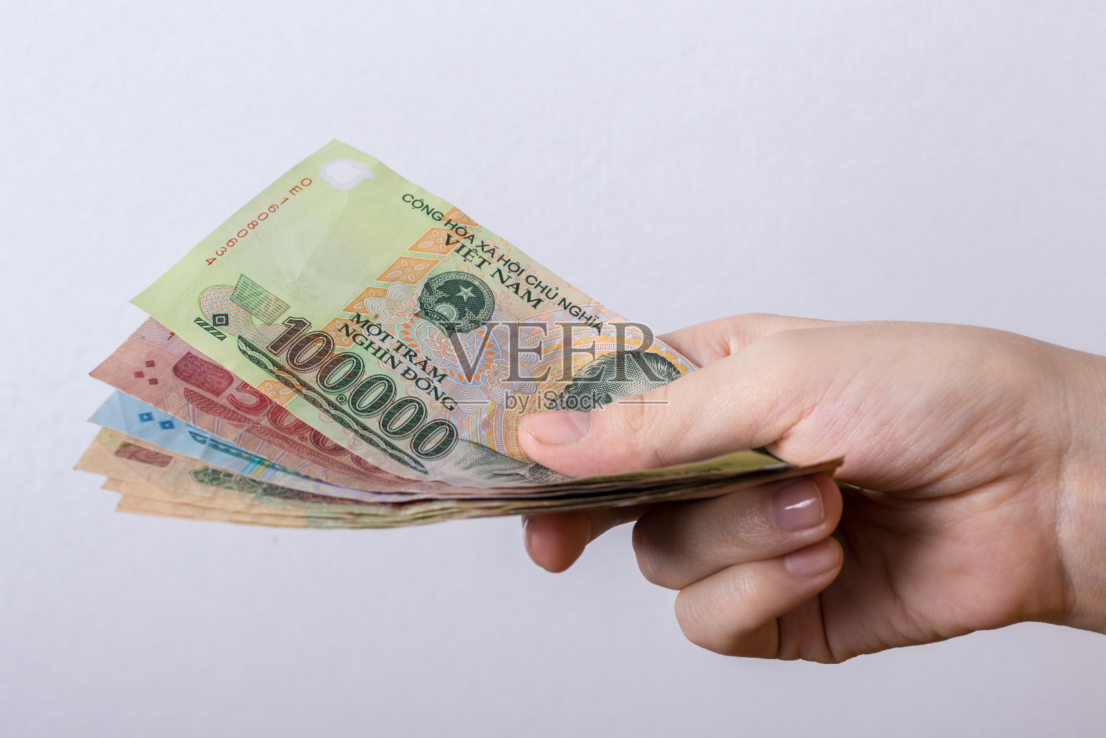 持有越南盾现钞支付账单，支付程序或贿赂，工资照片摄影图片
