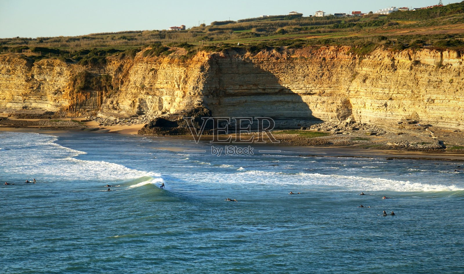 冲浪者在悬崖照片摄影图片