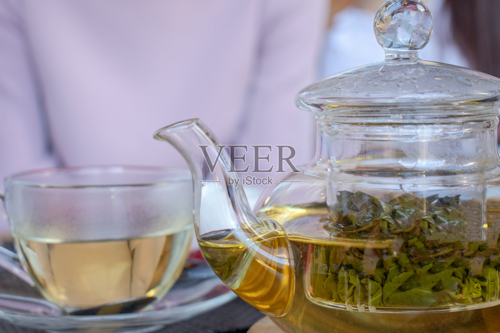 用茶壶和马克杯盛绿茶照片摄影图片