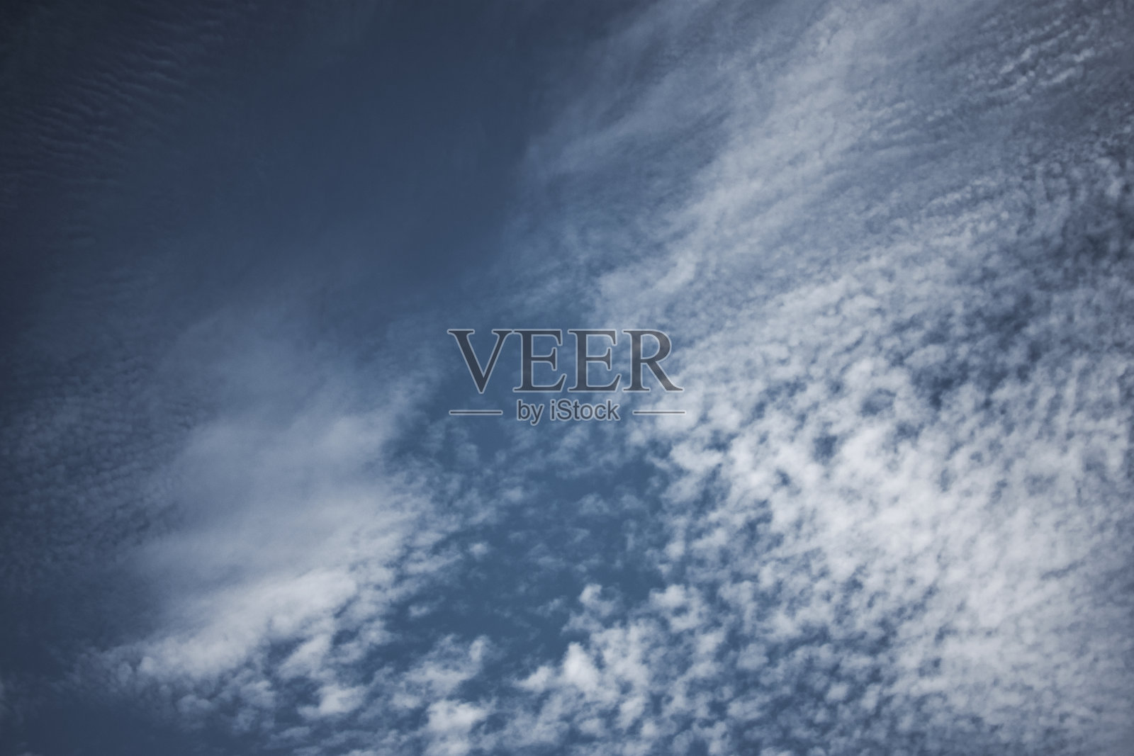 由蓝天和白云构成的创意布局照片摄影图片