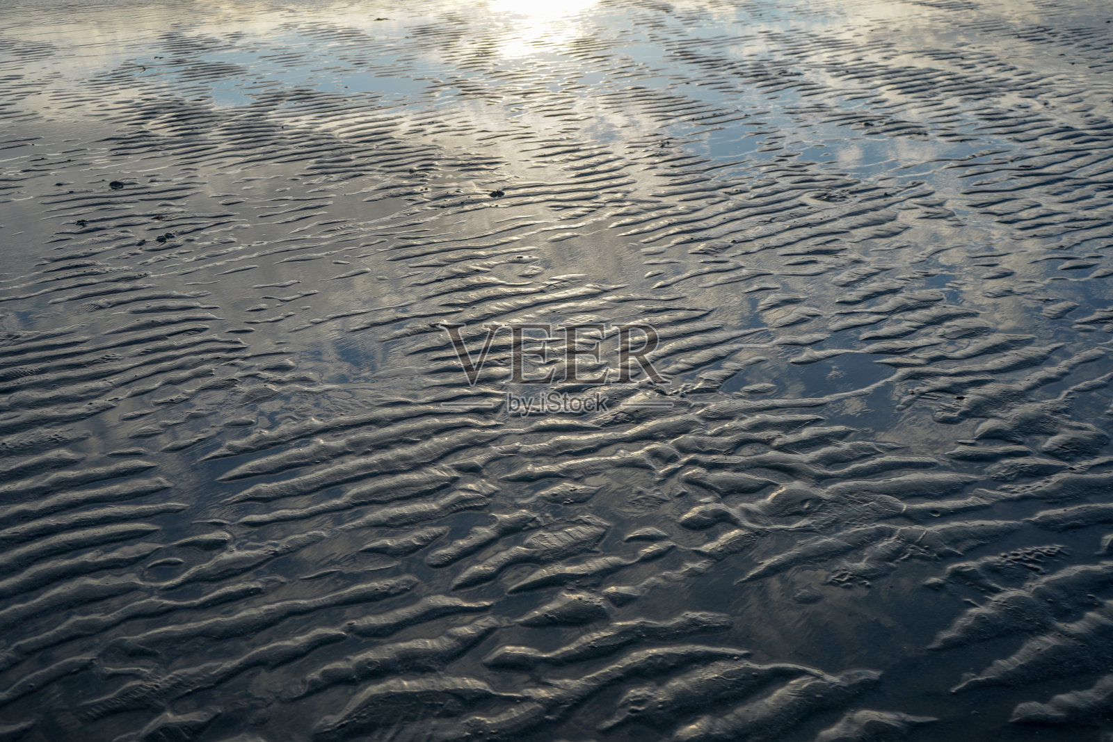 退潮时沙的排水照片摄影图片