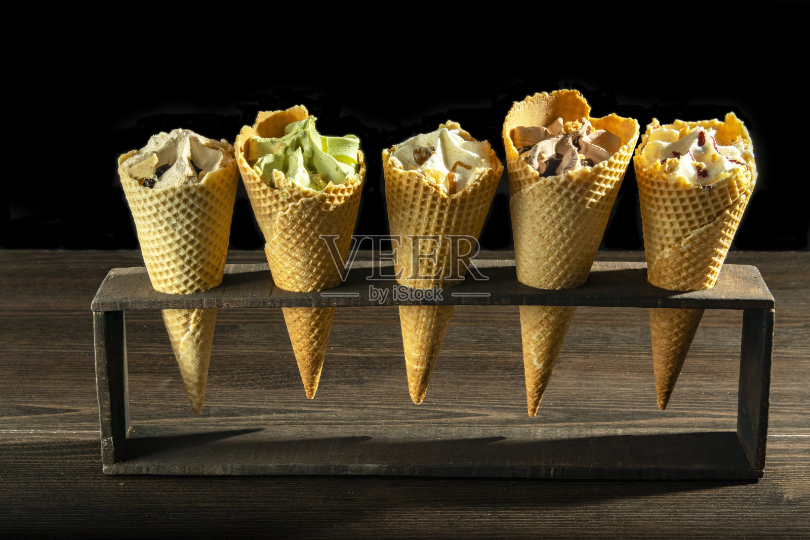 巧克力，香草，草莓和开心果的各种甜筒冰淇淋。照片摄影图片