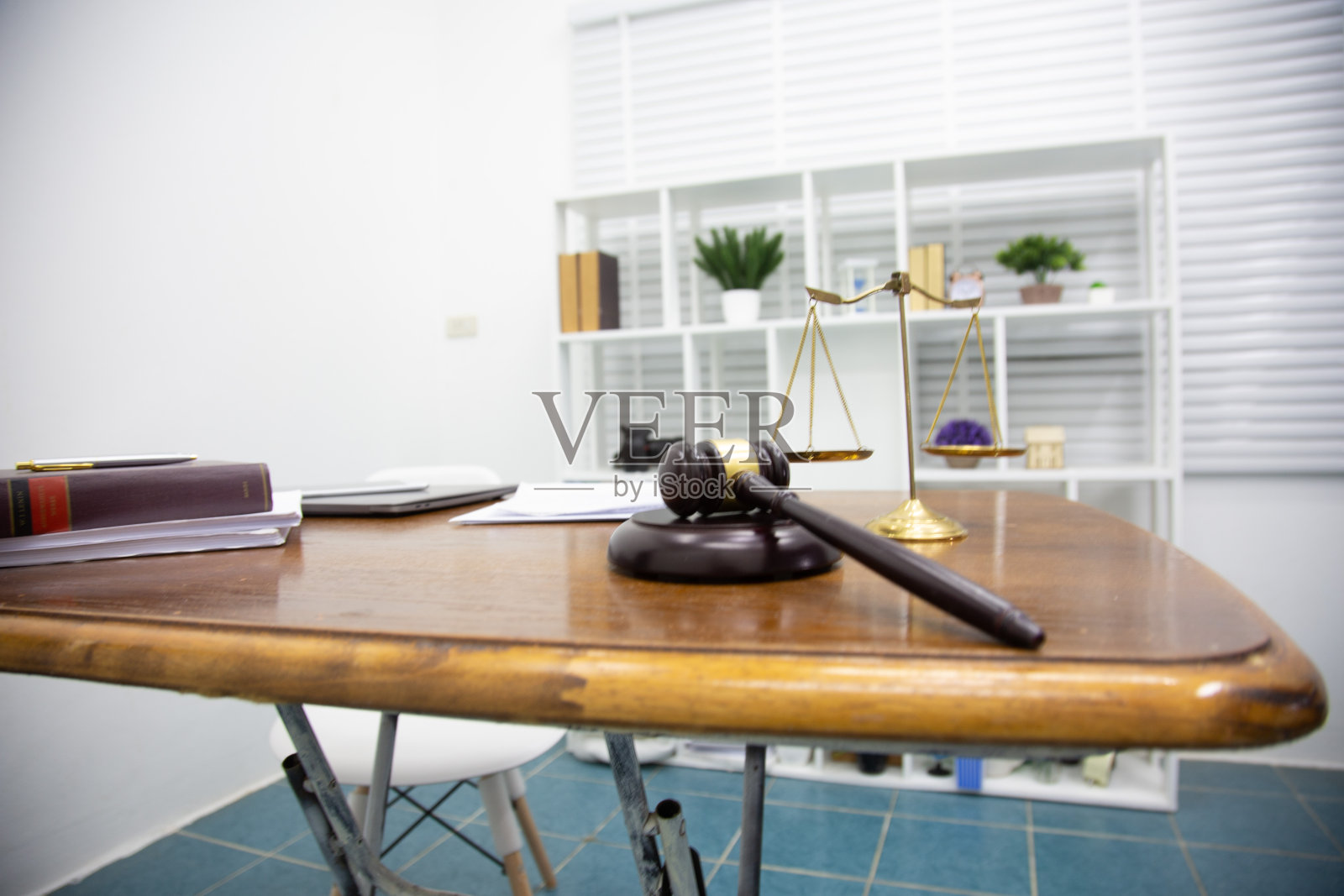 法律顾问为客户提供商业税务建议。照片摄影图片