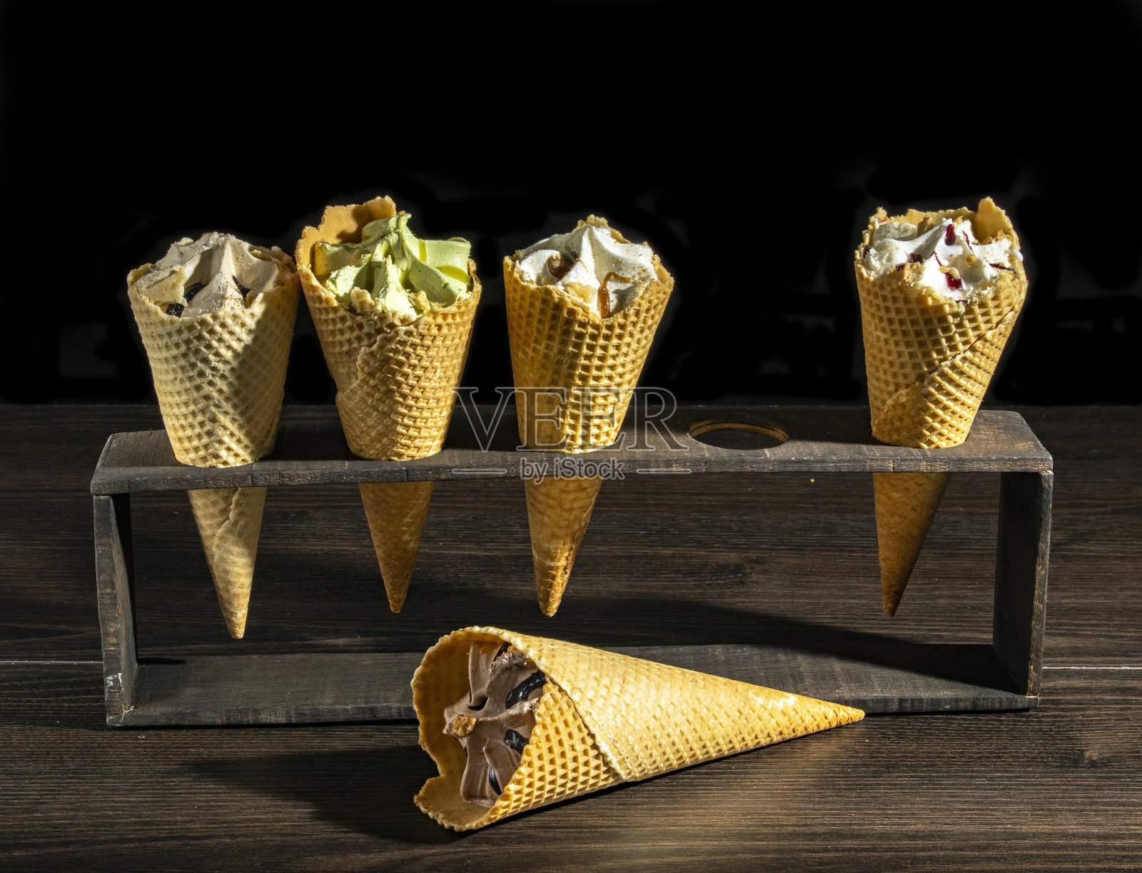 巧克力，香草，草莓和开心果的各种甜筒冰淇淋。照片摄影图片