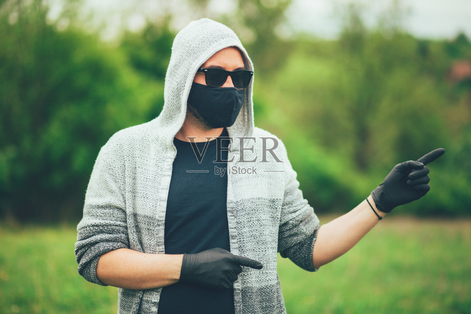 大自然中的人戴着黑色面具照片摄影图片