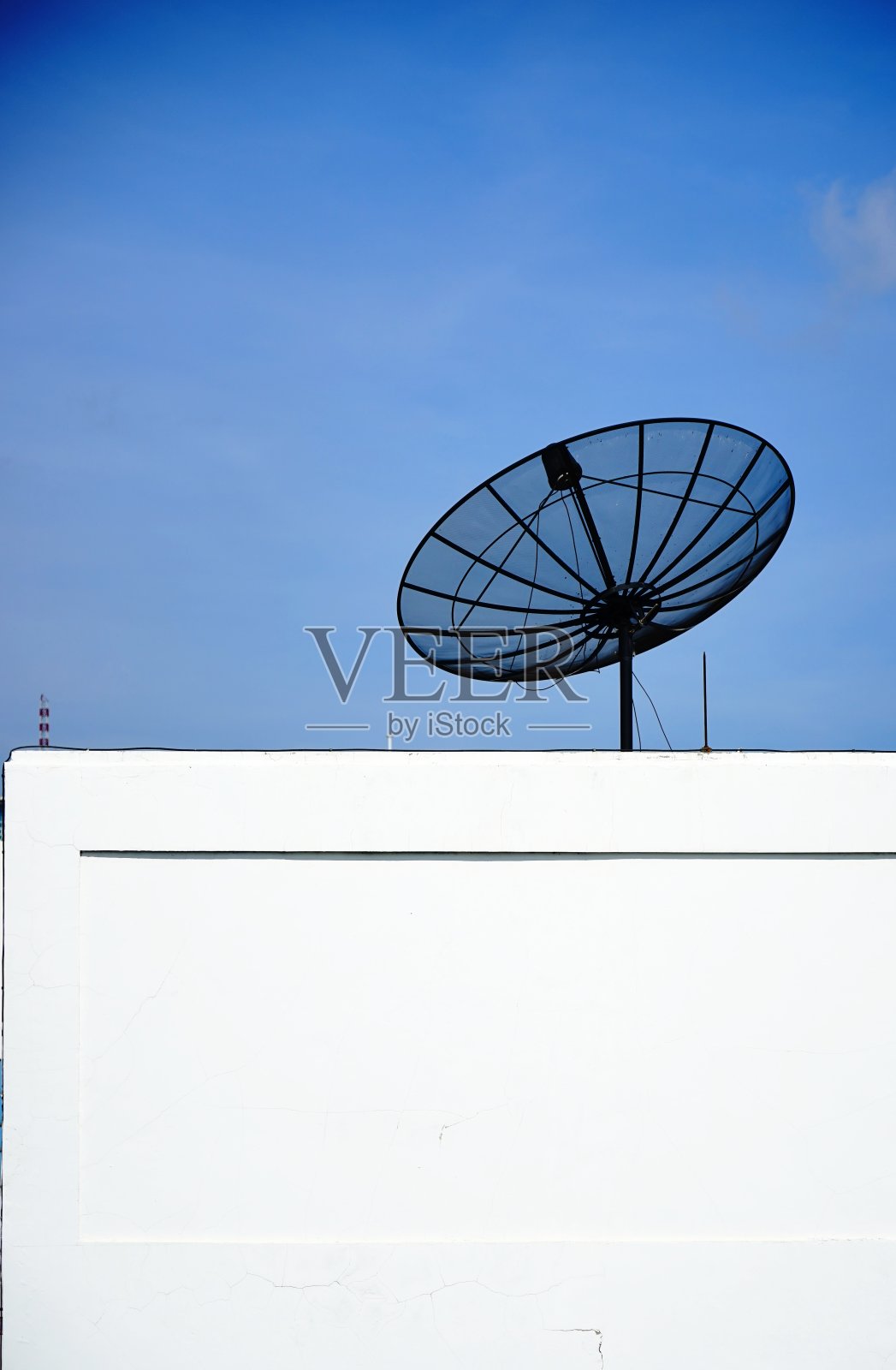 天空背景上的卫星天线照片摄影图片