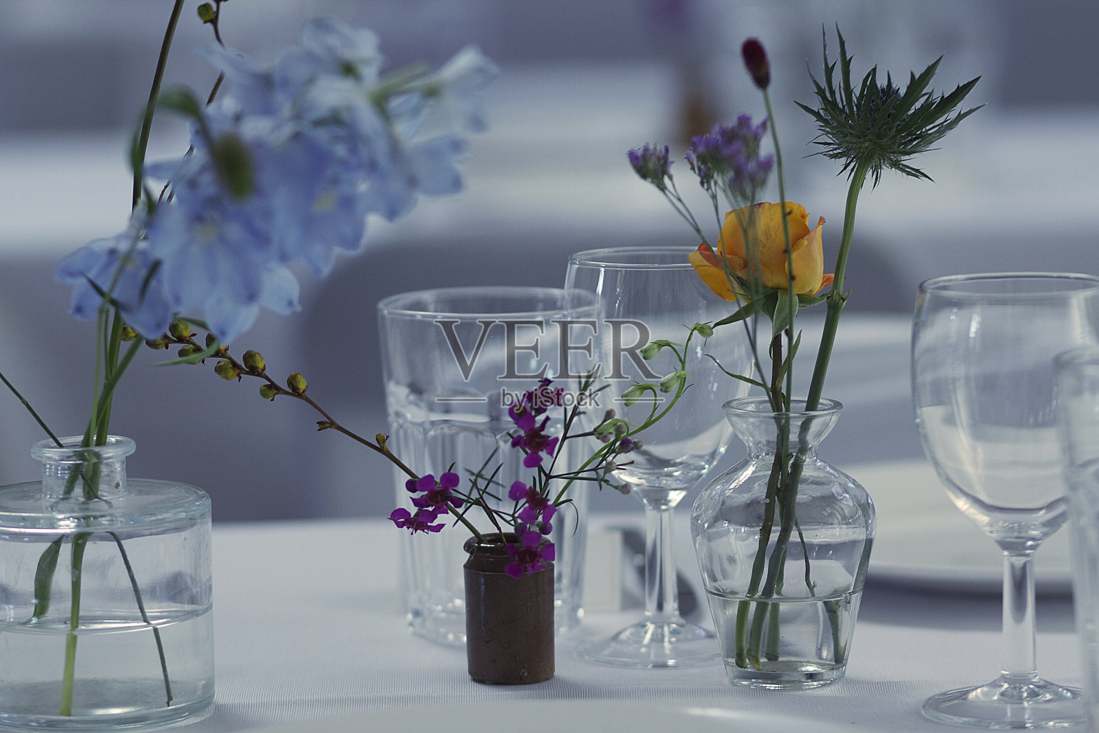 宴会或婚宴的餐桌布置照片摄影图片