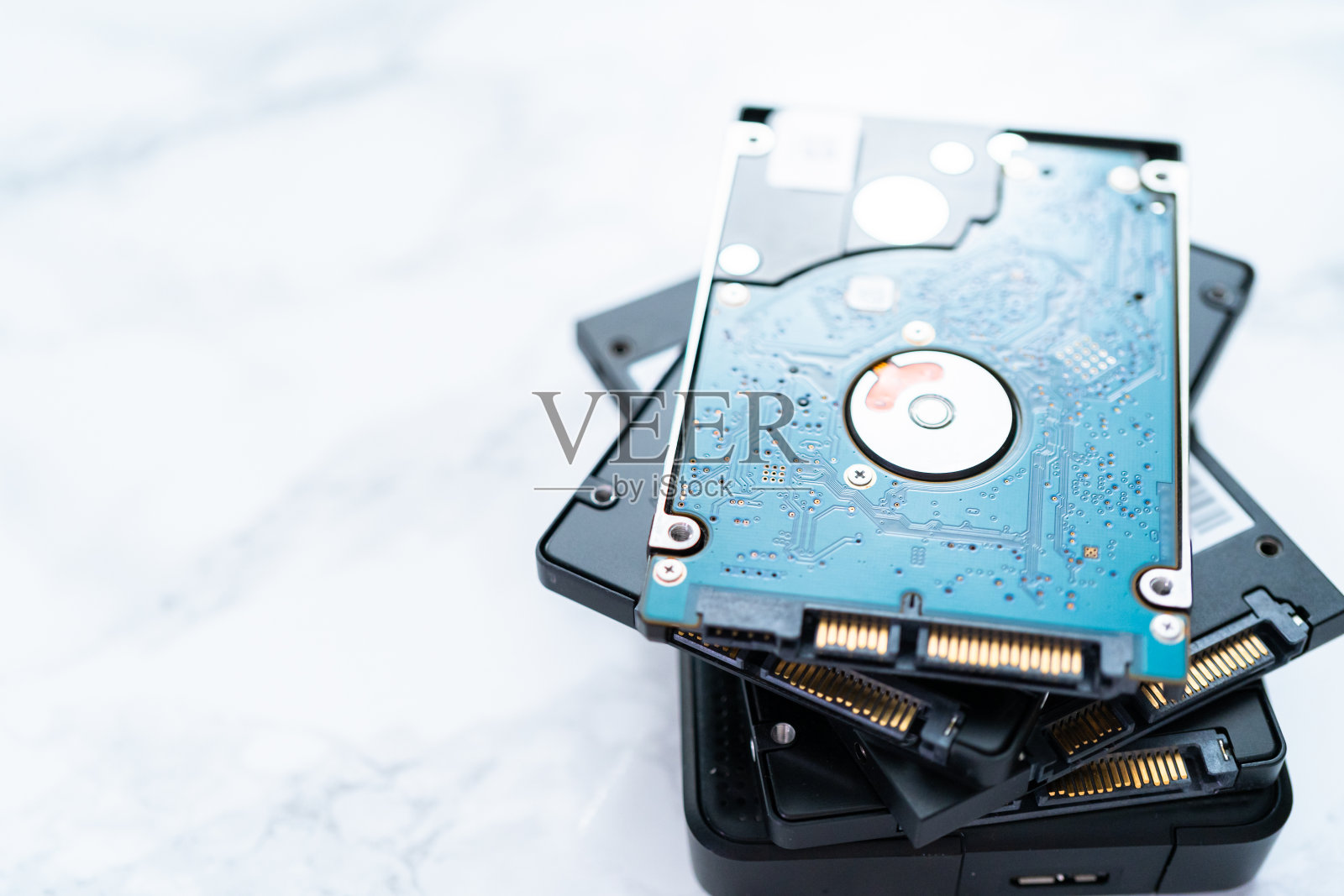 内部和外部固态硬盘驱动器上的表。照片摄影图片