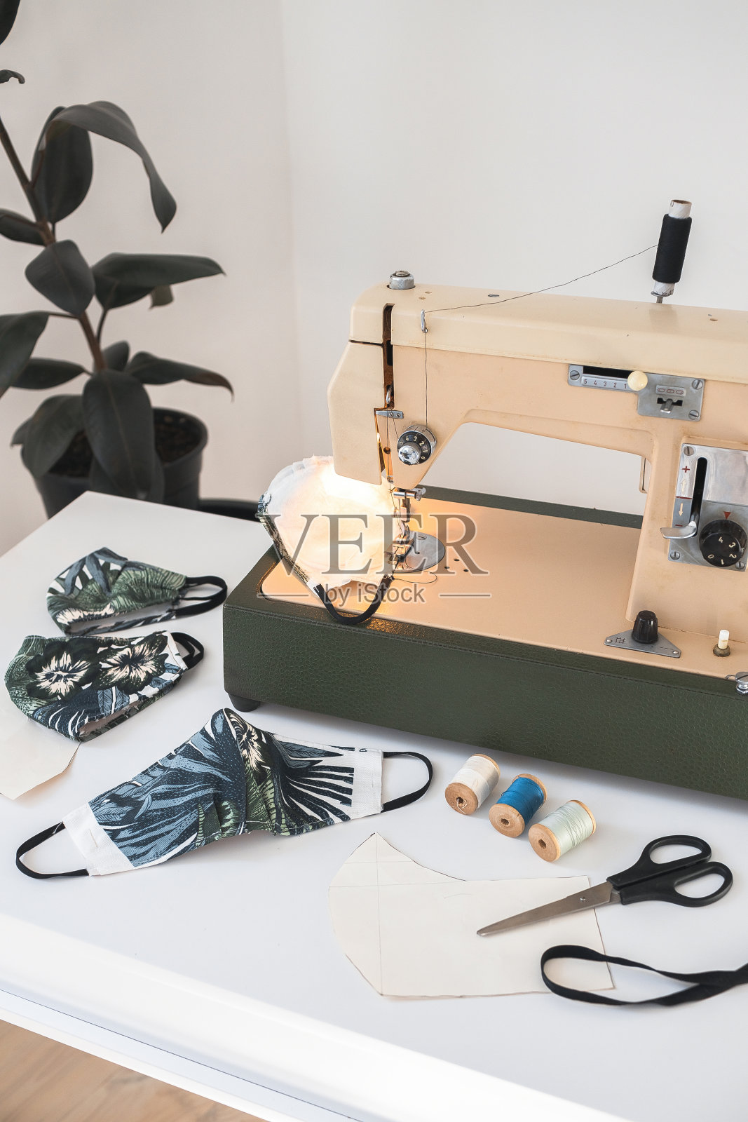 自制呼吸面罩，防冠状病毒。家庭缝纫工作场所照片摄影图片