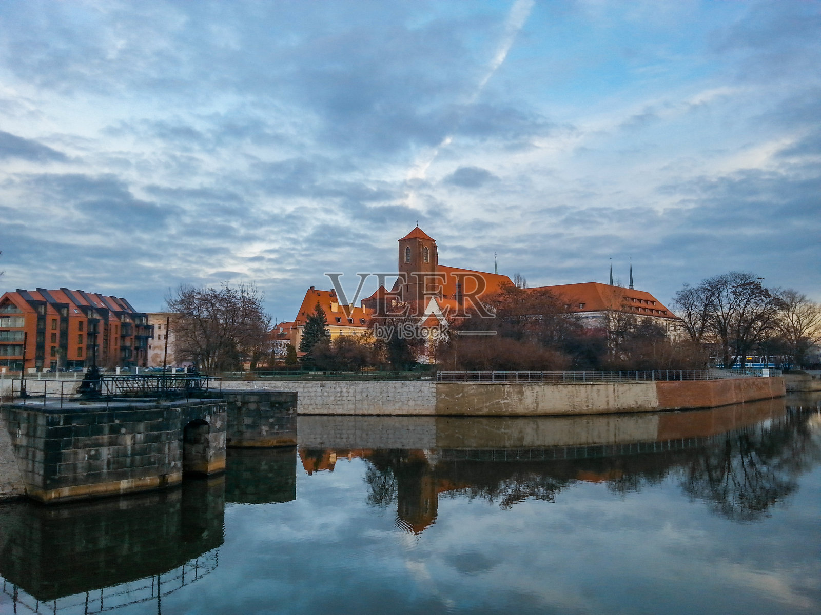 弗罗茨瓦夫奥斯特洛夫斯基的城市景观反映在河里照片摄影图片