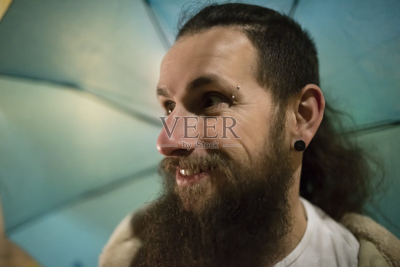 城市潮人穿穿穿，在雨中快乐照片摄影图片