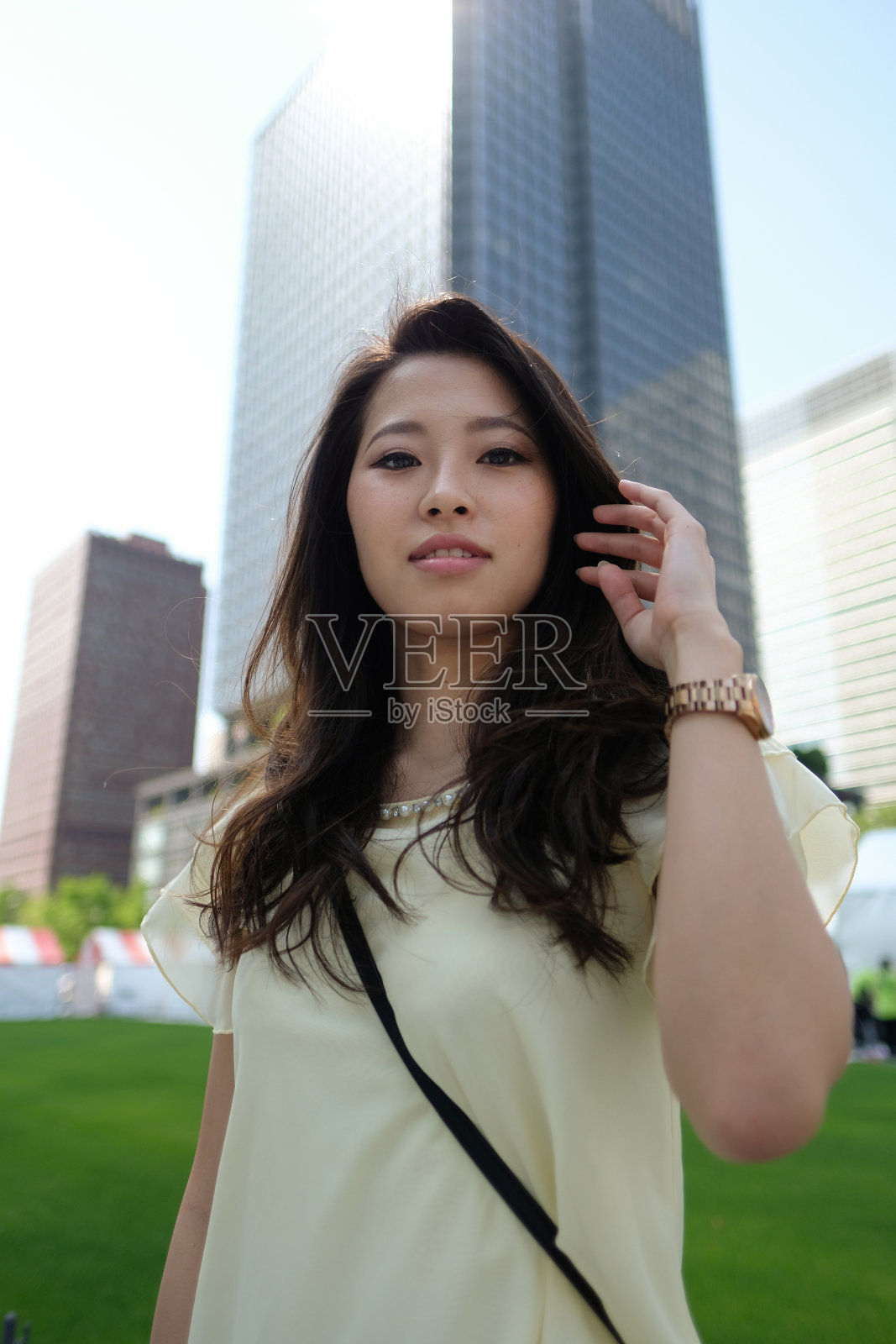 一名年轻女子在办公楼前的肖像照片摄影图片