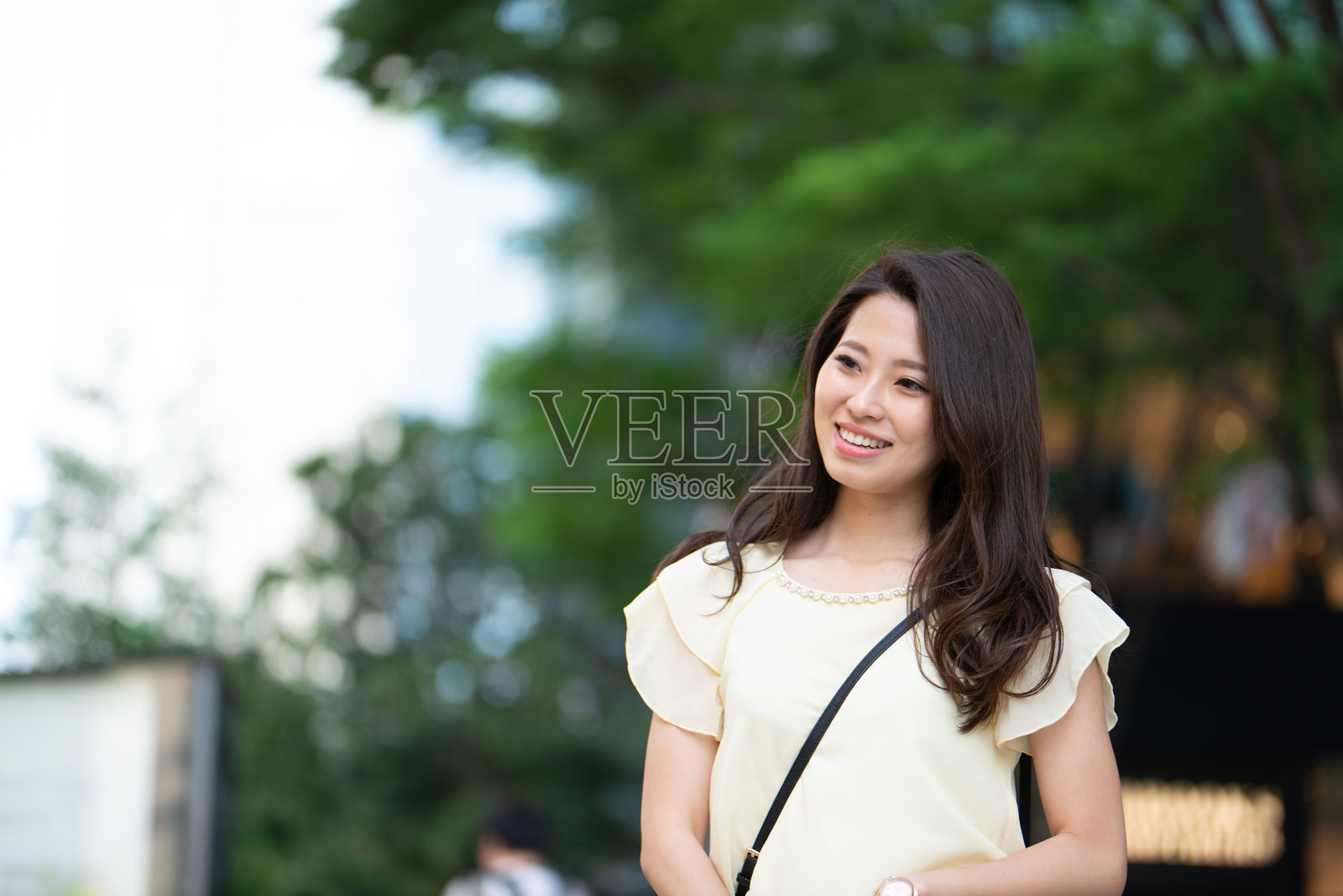 街上年轻女子的肖像照片摄影图片