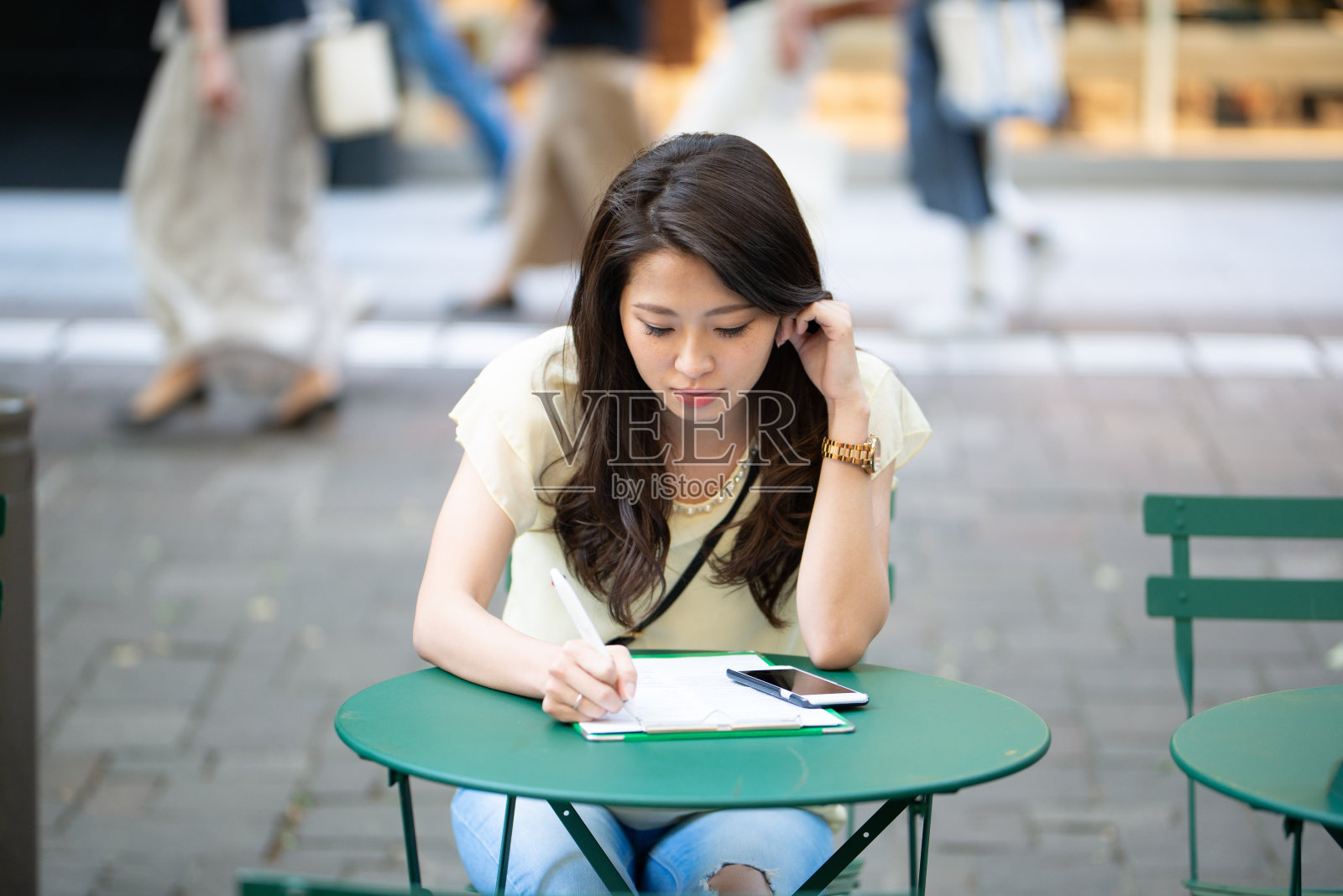 在户外工作的年轻妇女照片摄影图片