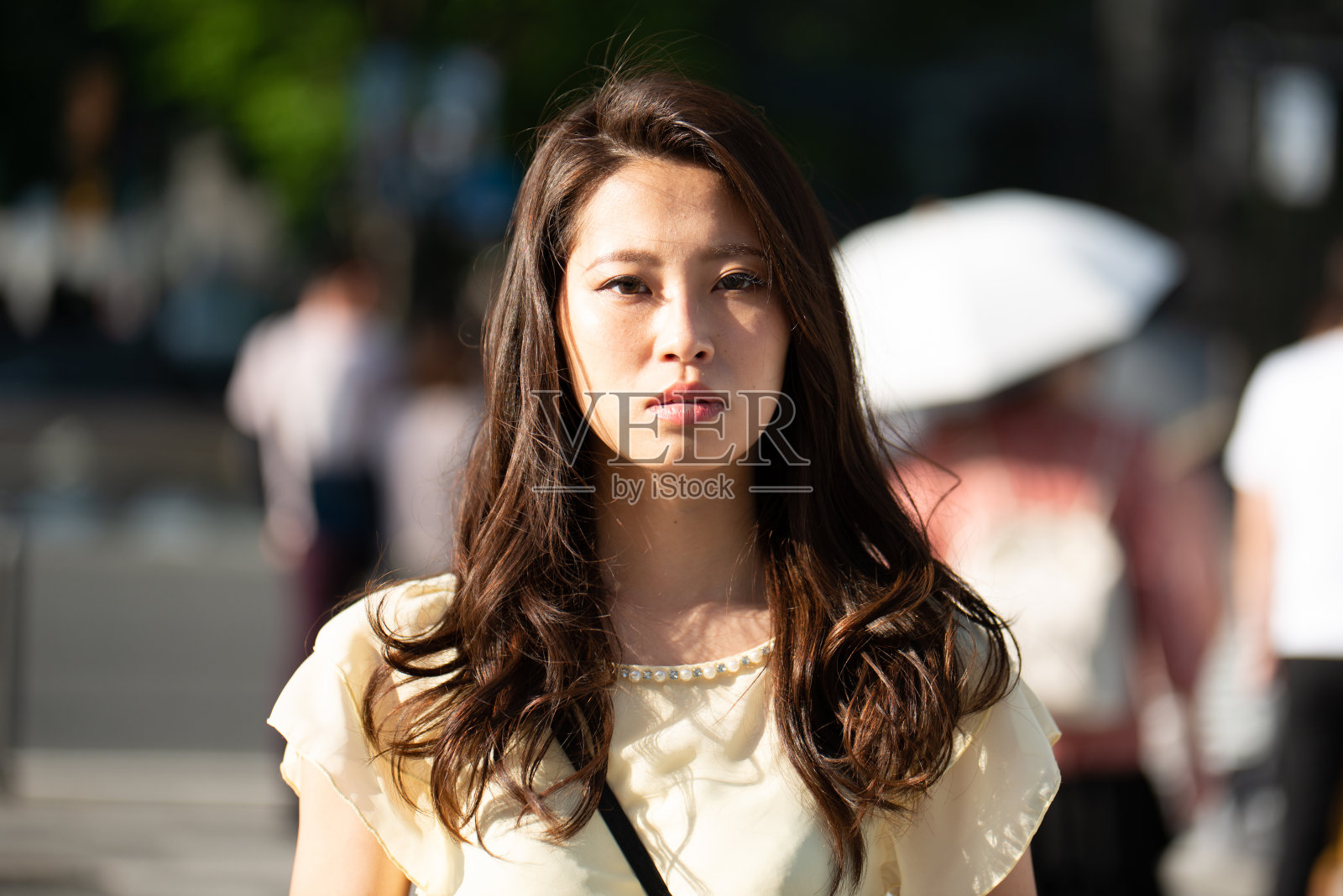街头自信女人的肖像照片摄影图片