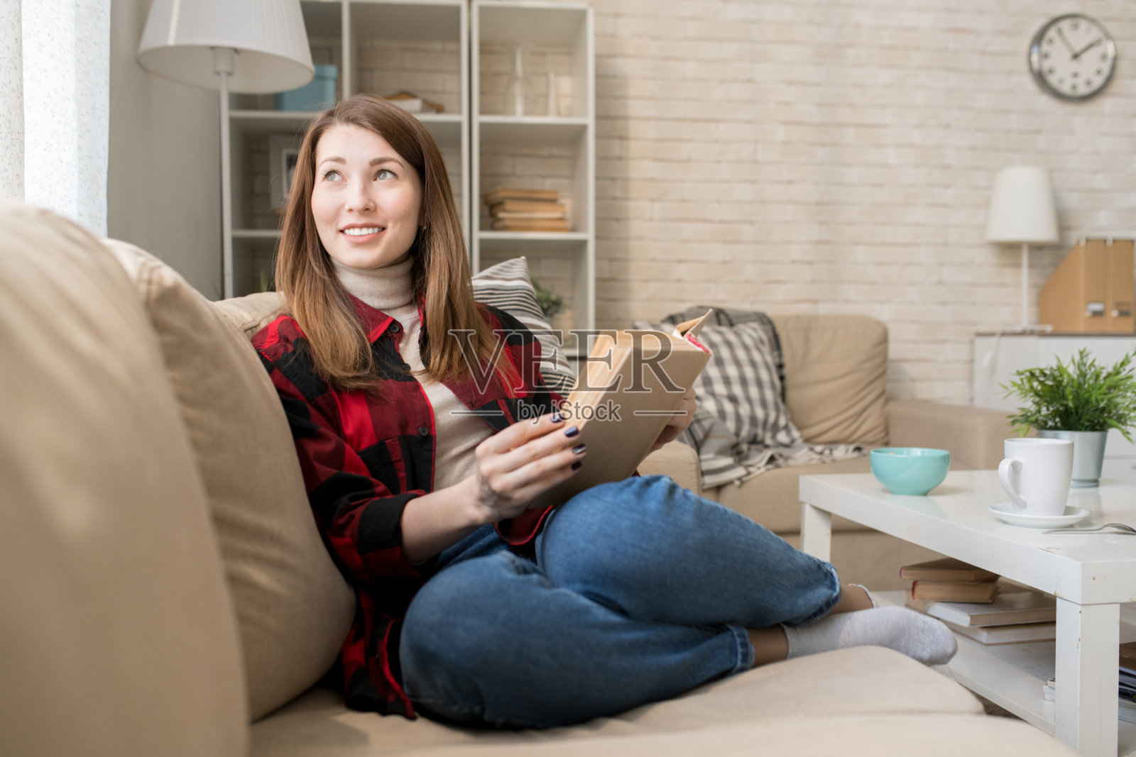 美丽的书虫在舒适的客厅照片摄影图片