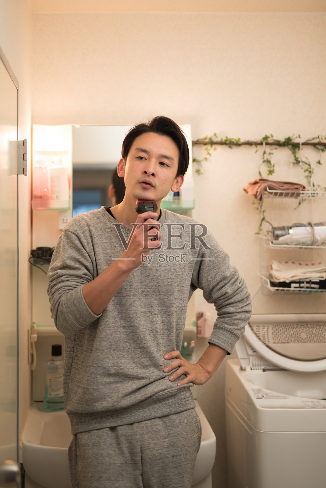 男人用剃须刀刮胡子照片摄影图片