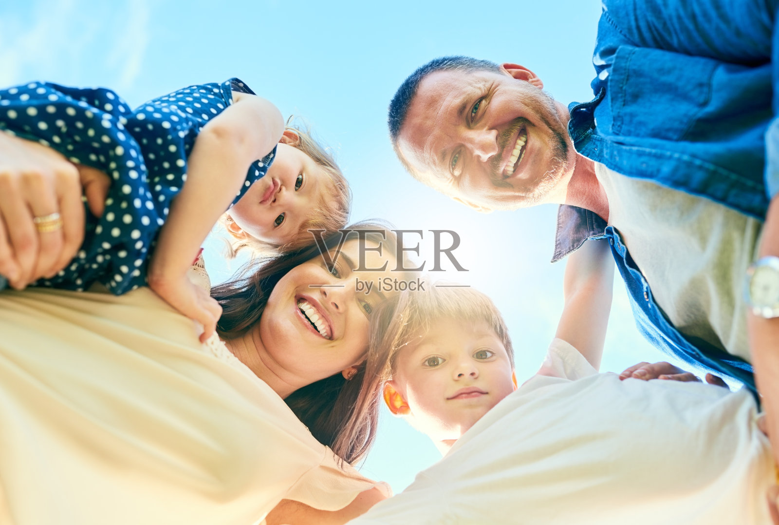 和家人出去呼吸点新鲜空气照片摄影图片