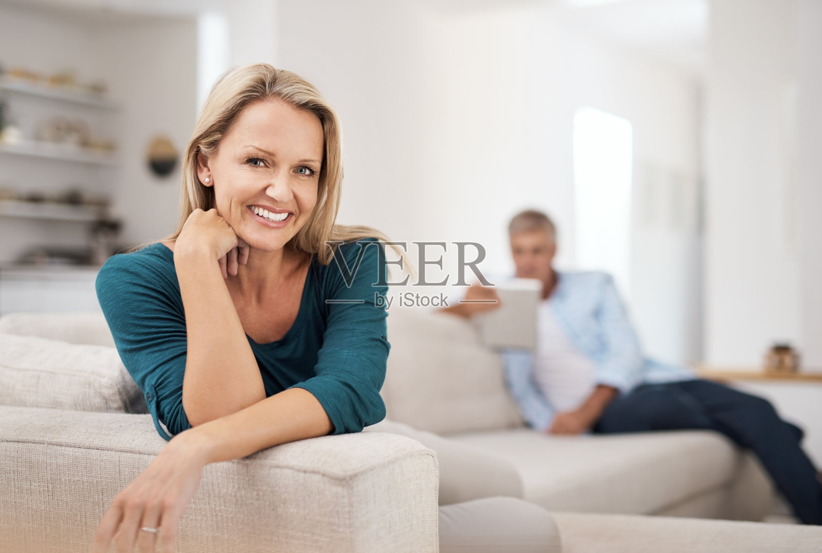 他使我们的房子成为一个家照片摄影图片