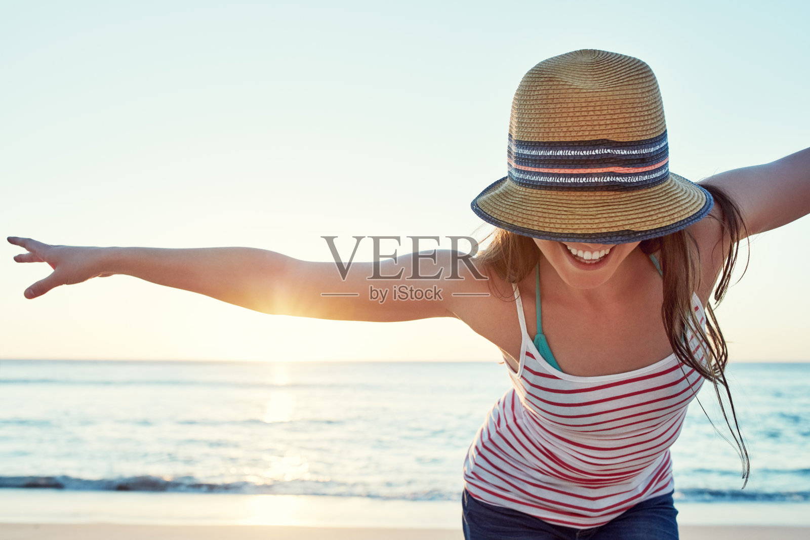 阳光、沙滩、晒黑的皮肤和快乐的时光照片摄影图片