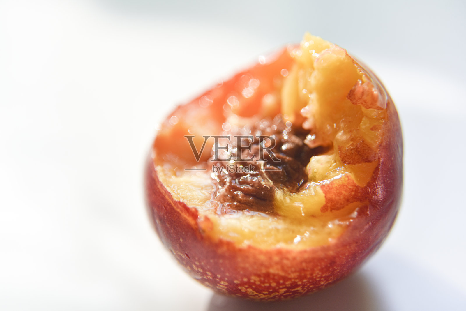 白色背景上多汁的红桃。有选择性的重点。食欲和口渴概念。照片摄影图片