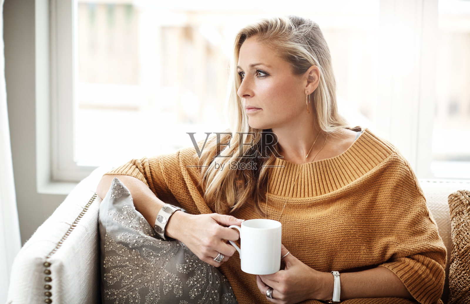 她沉思的安静场所照片摄影图片