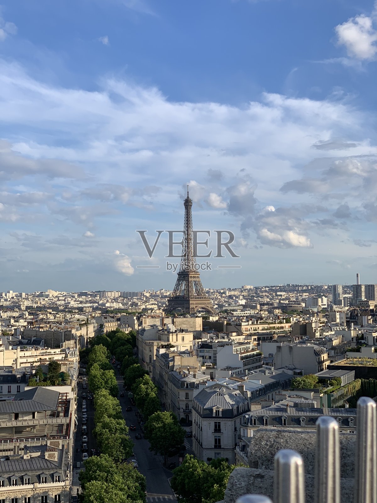 从巴黎伸出来的埃菲尔铁塔照片摄影图片