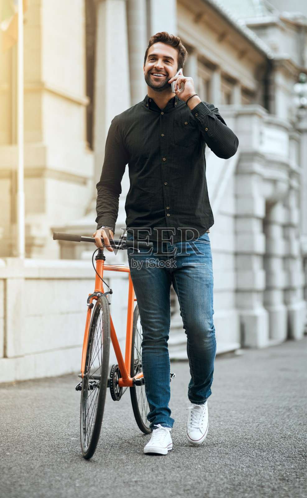 你愿意和我一起骑自行车吗?照片摄影图片