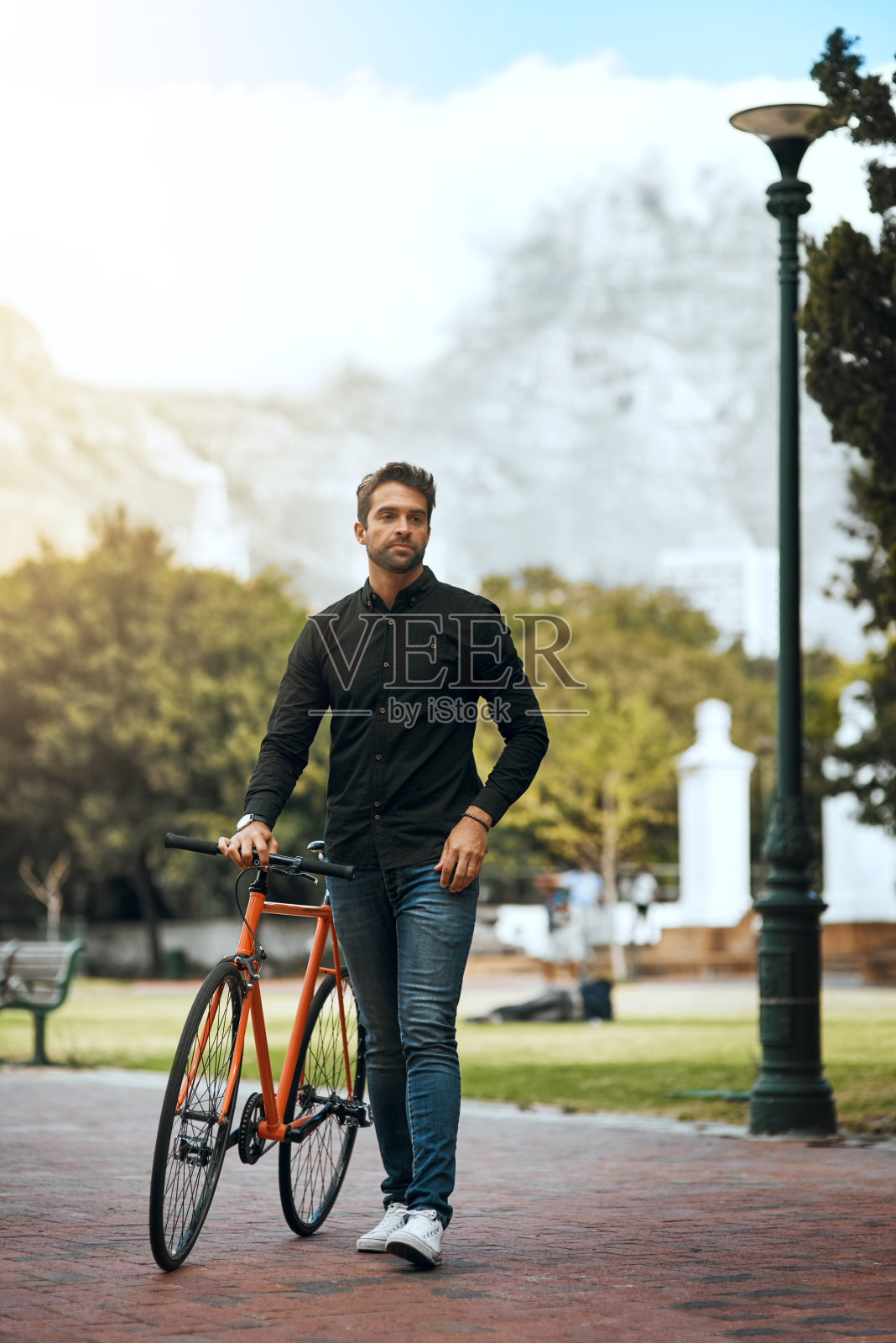 停在公园里照片摄影图片