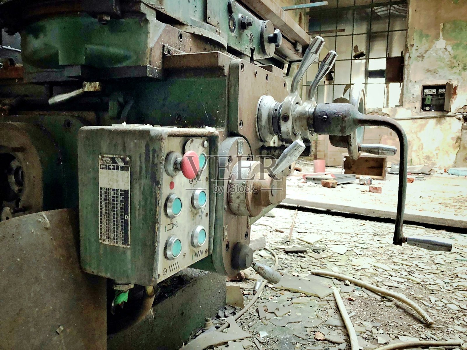 工厂里的一台旧机器照片摄影图片