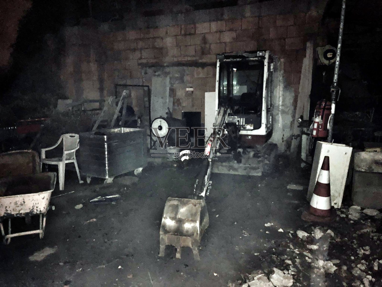 里面是一个旧工厂照片摄影图片