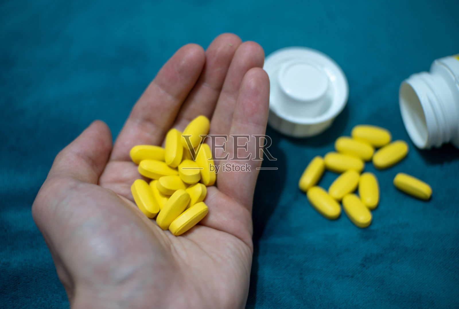 药丸的几个目的在男性的手照片摄影图片