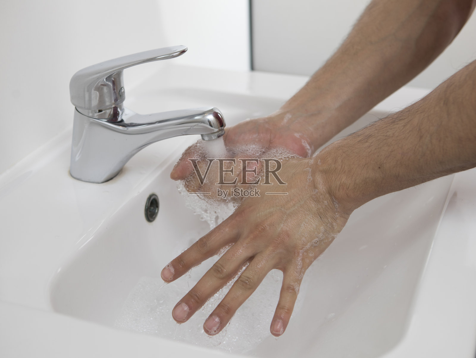 男人洗手照片摄影图片